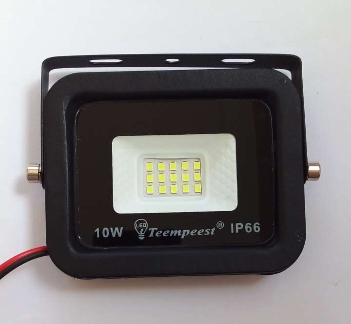 Low Voltage 10W 12V LED Floodlights. Ideal For 12V Batteries Or Solar Systems. Collections Allowed.
