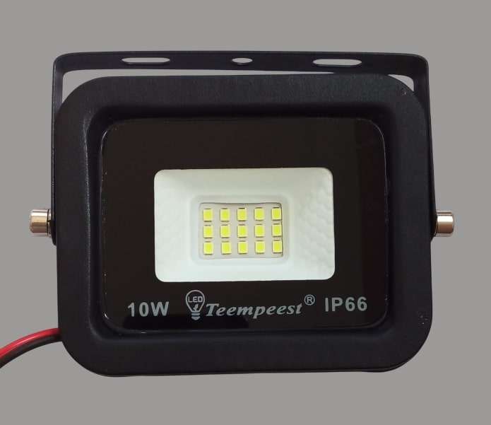 Low Voltage 10W 12V LED Floodlights. Ideal For 12V Batteries Or Solar Systems. Collections Allowed.