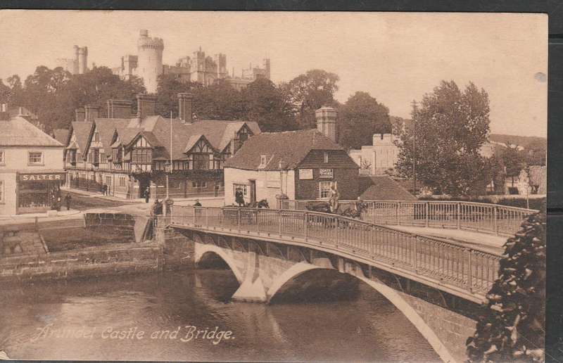 A PICTURE POST CARD SHOWING ARUNDEL CASTLE & BRIDGE MINT LOOK SCAN