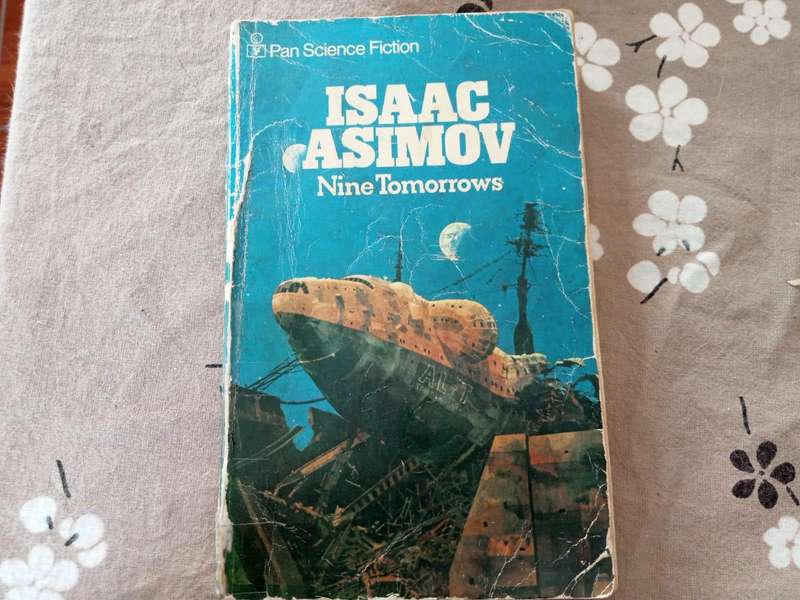 Nine Tomorrows | Isaac Asimov (Paperback)