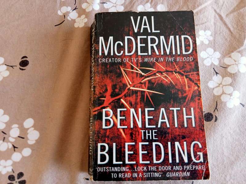Beneath the Bleeding | Val McDermid (Softcover)