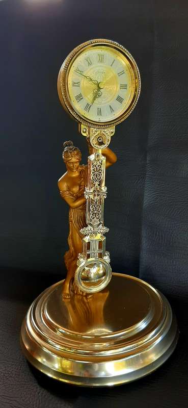 VINTAGE CITIZEN QUARTZ CLOCK WITH ART DECO ELEGANCE