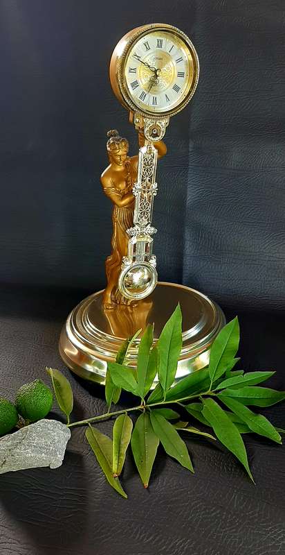 VINTAGE CITIZEN QUARTZ CLOCK WITH ART DECO ELEGANCE