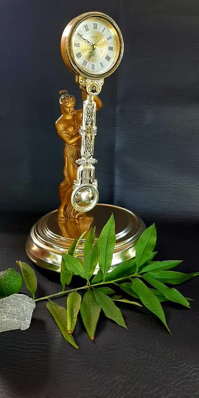 VINTAGE CITIZEN QUARTZ CLOCK WITH ART DECO ELEGANCE