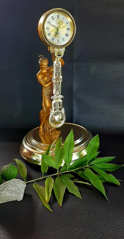 VINTAGE CITIZEN QUARTZ CLOCK WITH ART DECO ELEGANCE