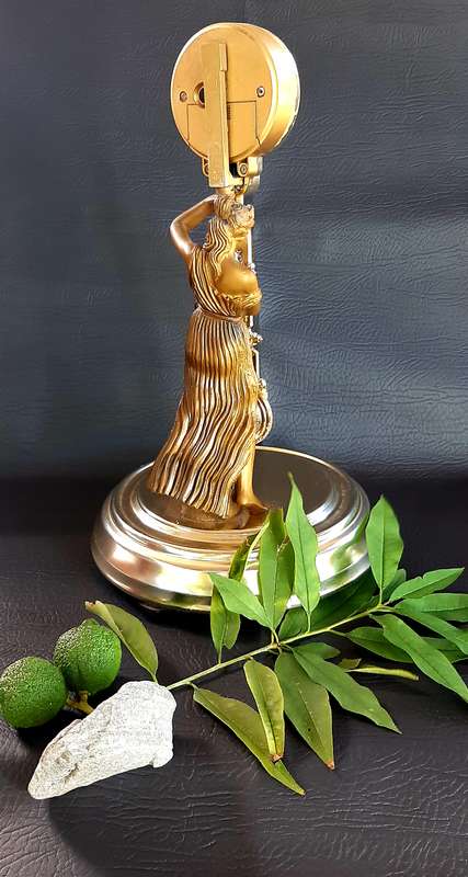 VINTAGE CITIZEN QUARTZ CLOCK WITH ART DECO ELEGANCE