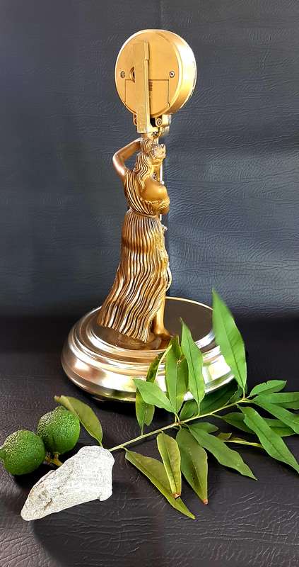VINTAGE CITIZEN QUARTZ CLOCK WITH ART DECO ELEGANCE
