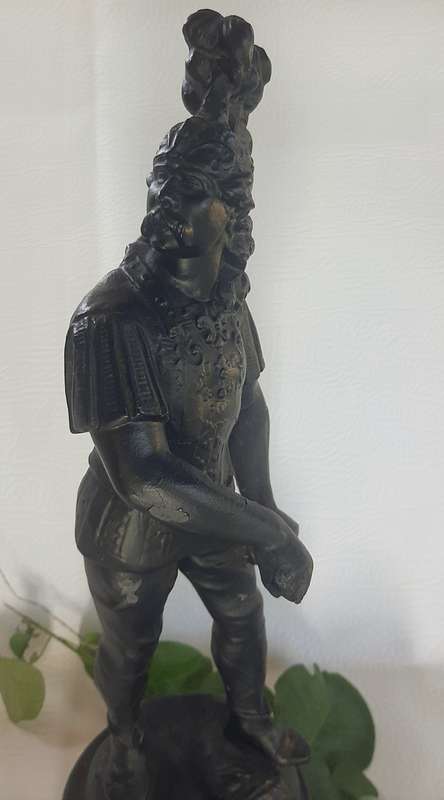 MAJESTIC FLEUR-DE-LIS KNIGHT STATUE