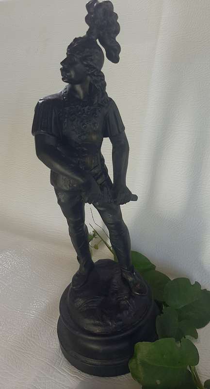 MAJESTIC FLEUR-DE-LIS KNIGHT STATUE