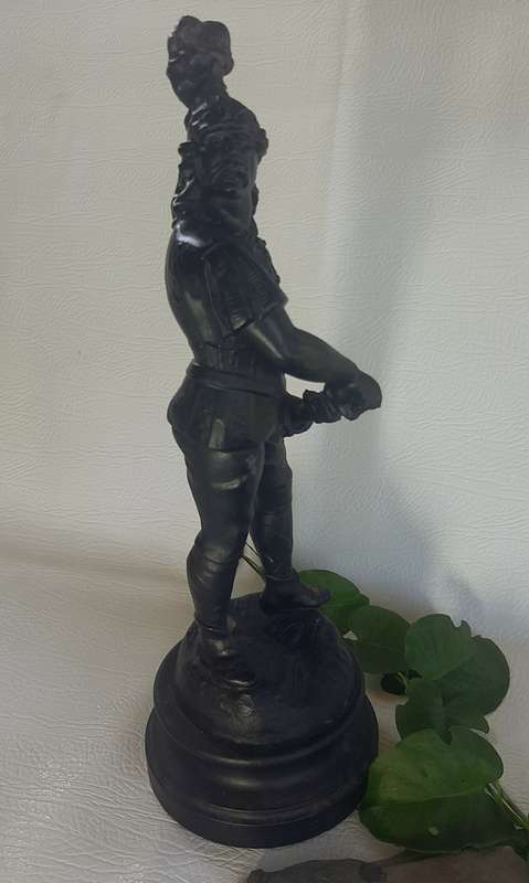MAJESTIC FLEUR-DE-LIS KNIGHT STATUE