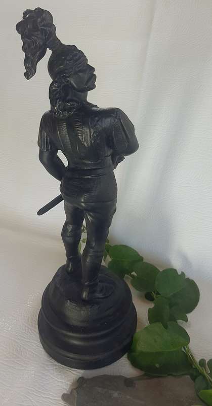 MAJESTIC FLEUR-DE-LIS KNIGHT STATUE
