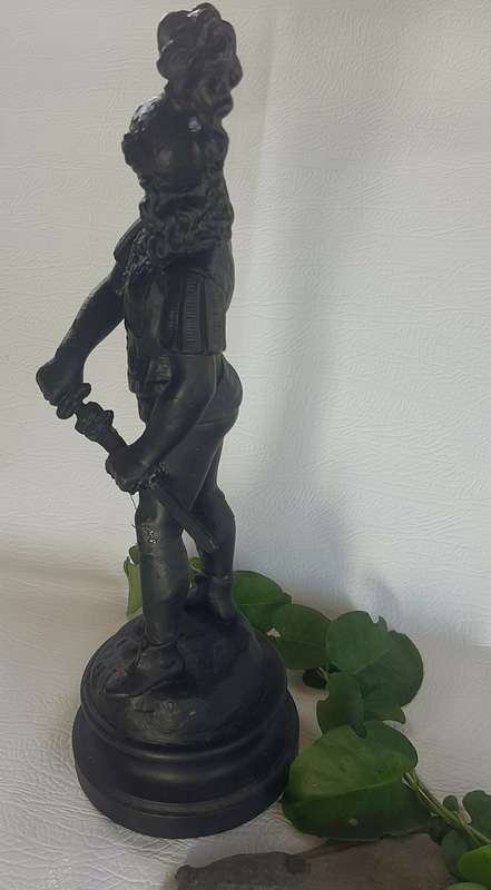 MAJESTIC FLEUR-DE-LIS KNIGHT STATUE
