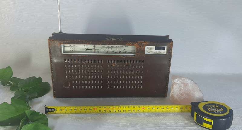 RARE VINTAGE NATIONAL PANASONIC R-330 TRANSISTOR RADIO - ORIGINAL LEATHER CASE!