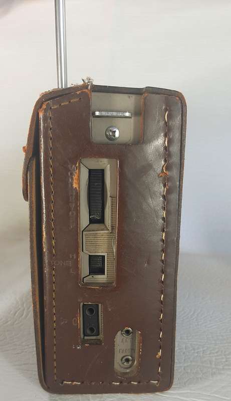 RARE VINTAGE NATIONAL PANASONIC R-330 TRANSISTOR RADIO - ORIGINAL LEATHER CASE!
