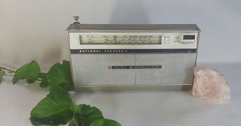 RARE VINTAGE NATIONAL PANASONIC R-330 TRANSISTOR RADIO - ORIGINAL LEATHER CASE!