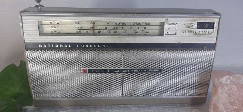 RARE VINTAGE NATIONAL PANASONIC R-330 TRANSISTOR RADIO - ORIGINAL LEATHER CASE!