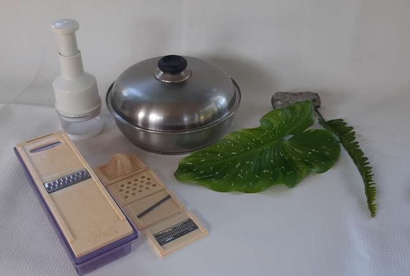 CLASSIC KITCHENWARE LOT - INCLUDES ALOE STAINLESS STEEL POT!