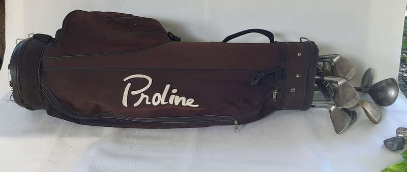VINTAGE GOLF CLUB SET WITH CARRY BAG - CLASSIC STYLE