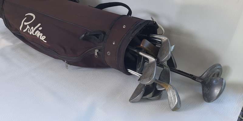 VINTAGE GOLF CLUB SET WITH CARRY BAG - CLASSIC STYLE