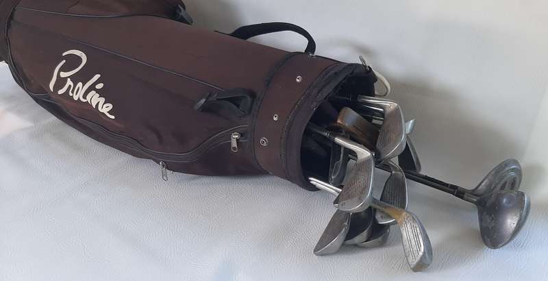 VINTAGE GOLF CLUB SET WITH CARRY BAG - CLASSIC STYLE