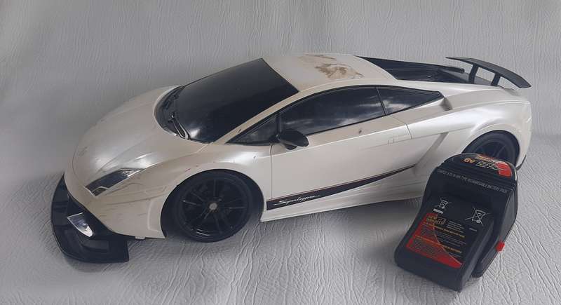 LARGE 50cm REMOTE-CONTROL LAMBORGHINI - UNTESTED, INCLUDES 6V BATTERY AND CHARGER