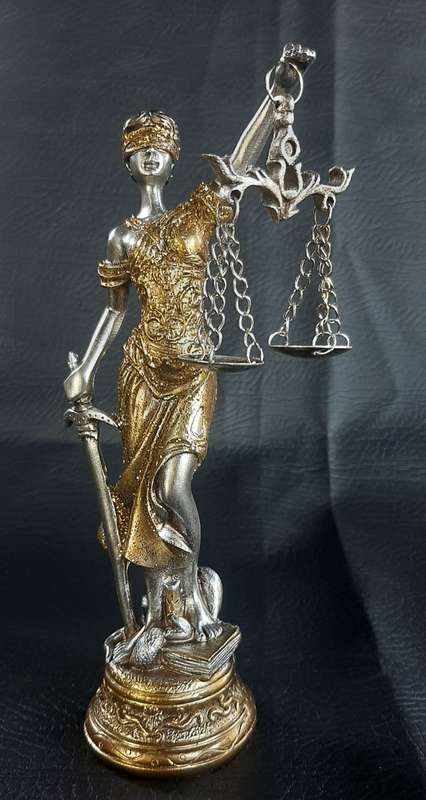 STUNNING LADY JUSTICE STATUE - A SYMBOL OF BALANCE & FAIRNESS