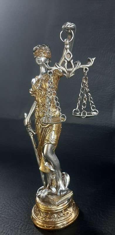 STUNNING LADY JUSTICE STATUE - A SYMBOL OF BALANCE & FAIRNESS