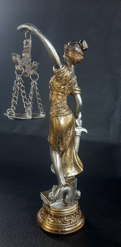STUNNING LADY JUSTICE STATUE - A SYMBOL OF BALANCE & FAIRNESS