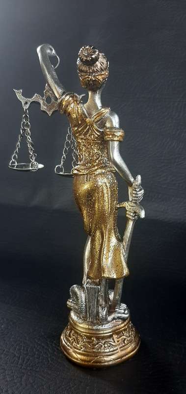 STUNNING LADY JUSTICE STATUE - A SYMBOL OF BALANCE & FAIRNESS