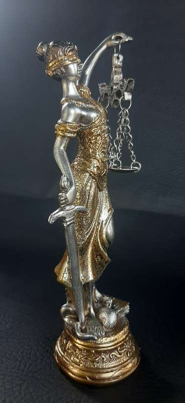 STUNNING LADY JUSTICE STATUE - A SYMBOL OF BALANCE & FAIRNESS
