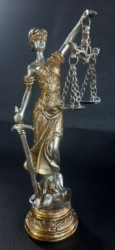 STUNNING LADY JUSTICE STATUE - A SYMBOL OF BALANCE & FAIRNESS