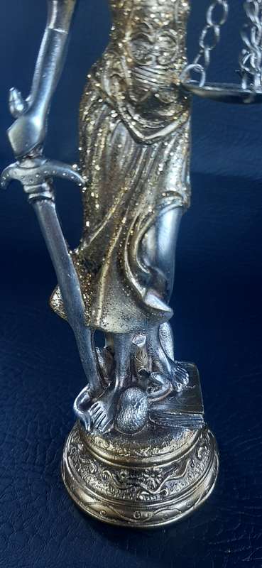 STUNNING LADY JUSTICE STATUE - A SYMBOL OF BALANCE & FAIRNESS