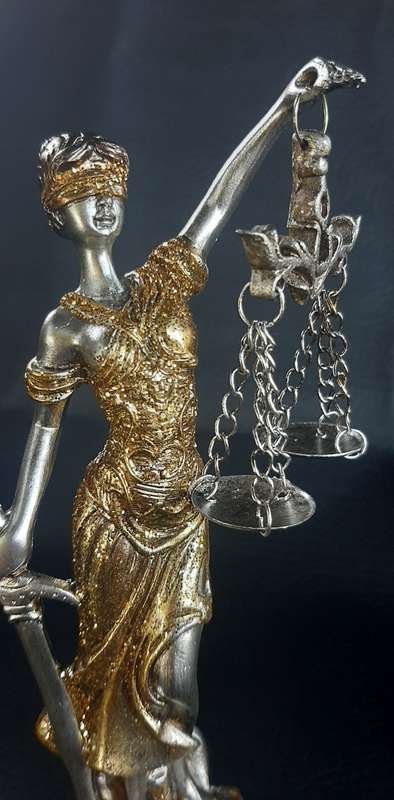STUNNING LADY JUSTICE STATUE - A SYMBOL OF BALANCE & FAIRNESS