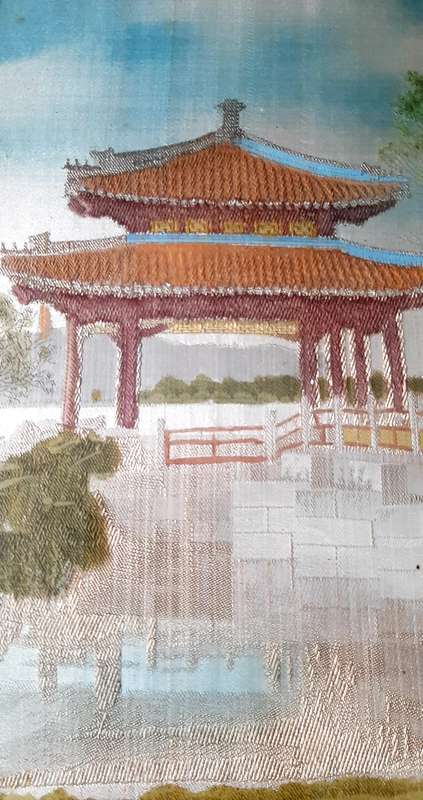 TIMELESS ORIENTAL SILK WEAVE - A MASTERPIECE OF ELEGANCE