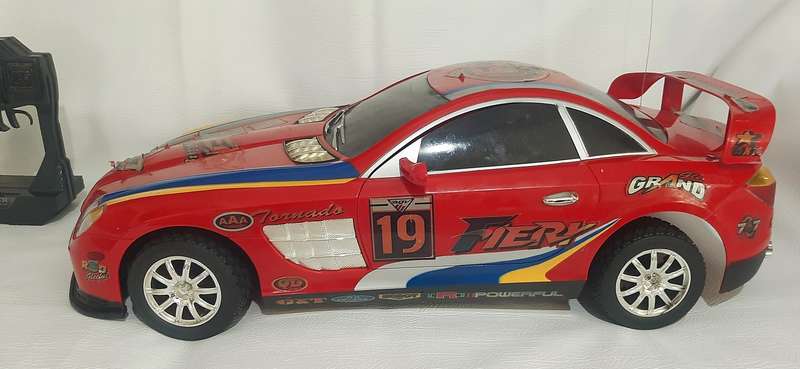 MASSIVE 73cm RC RACER - POWERFUL & SLEEK COLLECTOR'S ITEM!