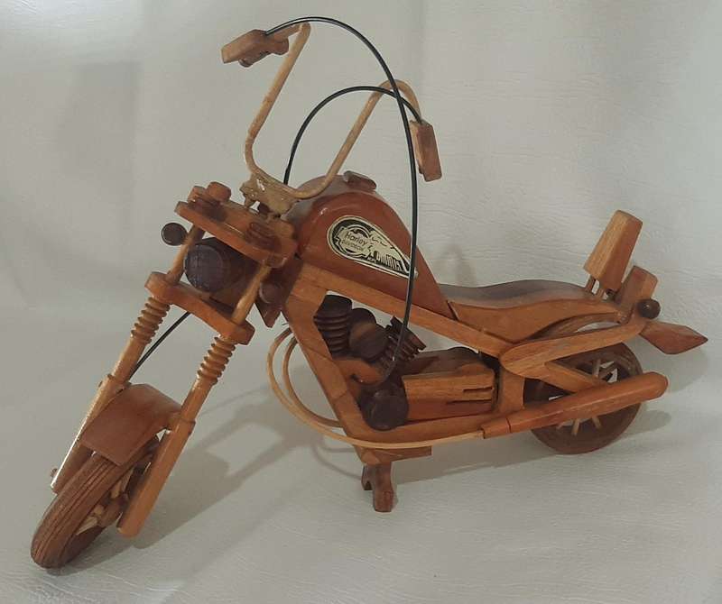 LARGE (44cm) HANDMADE WOODEN HARLEY DAVIDSON MOTORCYCLE - A STUNNING COLLECTOR'S MASTERPIECE!