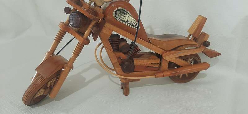 LARGE (44cm) HANDMADE WOODEN HARLEY DAVIDSON MOTORCYCLE - A STUNNING COLLECTOR'S MASTERPIECE!