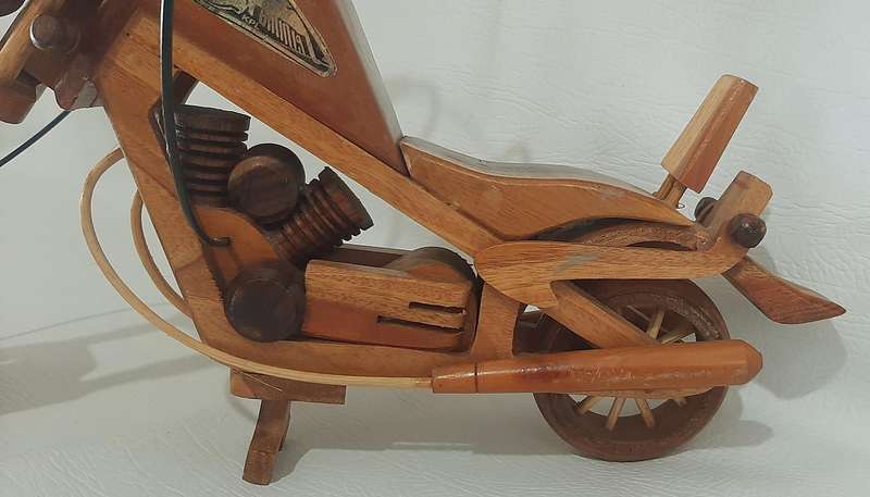 LARGE (44cm) HANDMADE WOODEN HARLEY DAVIDSON MOTORCYCLE - A STUNNING COLLECTOR'S MASTERPIECE!