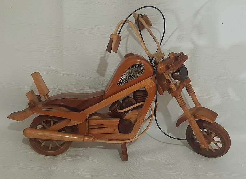 LARGE (44cm) HANDMADE WOODEN HARLEY DAVIDSON MOTORCYCLE - A STUNNING COLLECTOR'S MASTERPIECE!