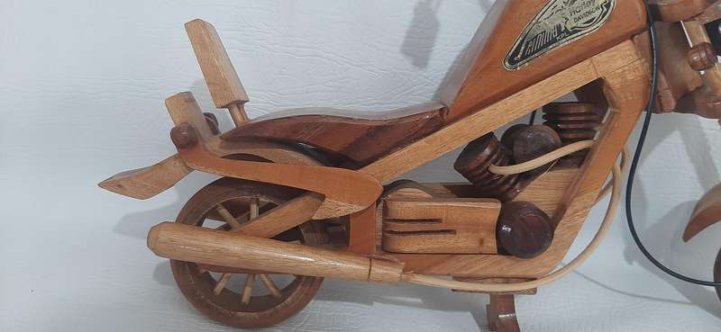 LARGE (44cm) HANDMADE WOODEN HARLEY DAVIDSON MOTORCYCLE - A STUNNING COLLECTOR'S MASTERPIECE!