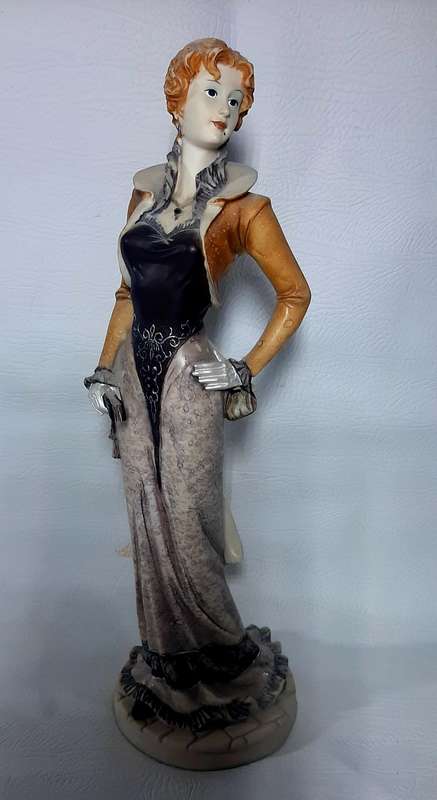 VINTAGE 42cm HAND-PAINTED RESIN STATUE - MID-20TH CENTURY FLORAL ELEGANCE
