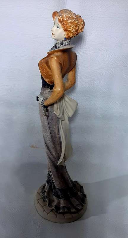 VINTAGE 42cm HAND-PAINTED RESIN STATUE - MID-20TH CENTURY FLORAL ELEGANCE