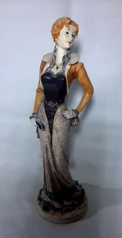 VINTAGE 42cm HAND-PAINTED RESIN STATUE - MID-20TH CENTURY FLORAL ELEGANCE