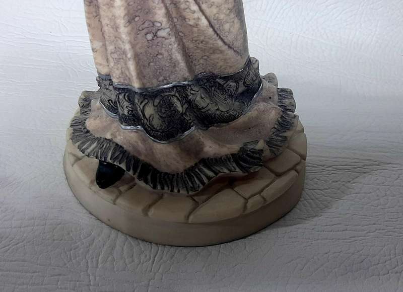 VINTAGE 42cm HAND-PAINTED RESIN STATUE - MID-20TH CENTURY FLORAL ELEGANCE