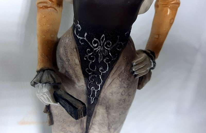 VINTAGE 42cm HAND-PAINTED RESIN STATUE - MID-20TH CENTURY FLORAL ELEGANCE
