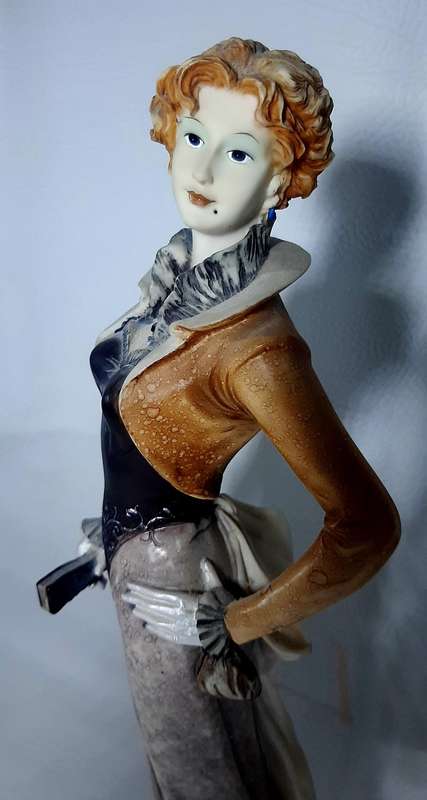 VINTAGE 42cm HAND-PAINTED RESIN STATUE - MID-20TH CENTURY FLORAL ELEGANCE