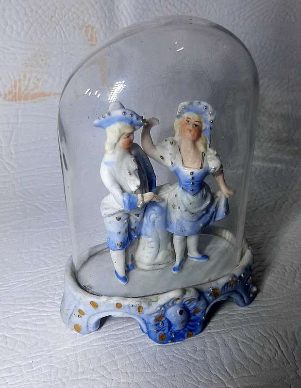 ELEGANT VICTORIAN INSPIRED PORCELAIN FIGURINE UNDER GLASS DOME