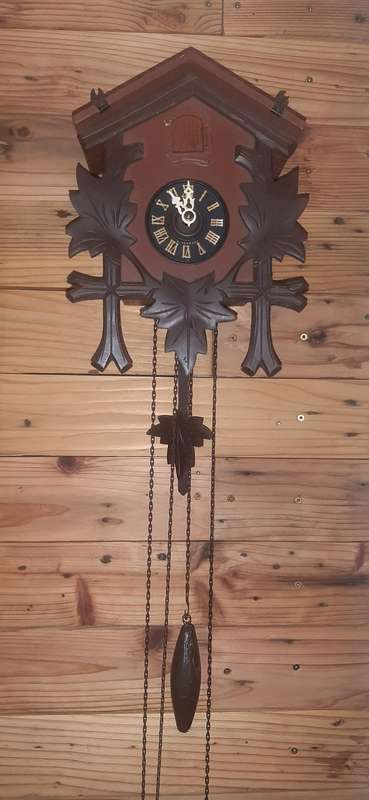 VINTAGE WOODEN CUCKOO CLOCK - CLASSIC CHARM & FUNCTIONALITY
