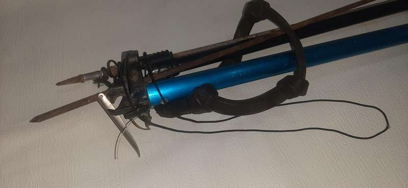 TWO VINTAGE SPEARGUNS - 100cm & 110cm - UNVERIFIED CONDITION