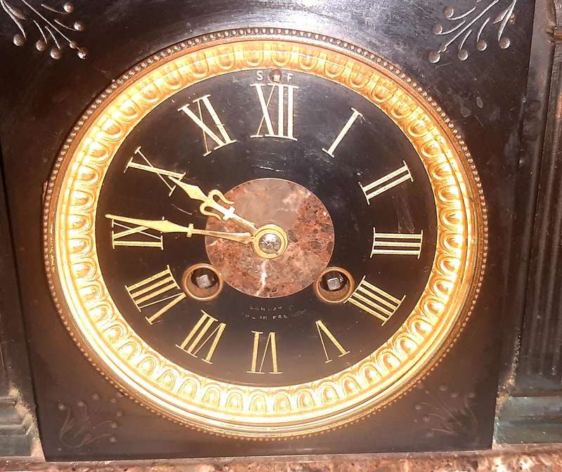 VICTORIAN SLATE MANTEL CLOCK - A TIMELESS MASTERPIECE FROM THE 19th CENTURY